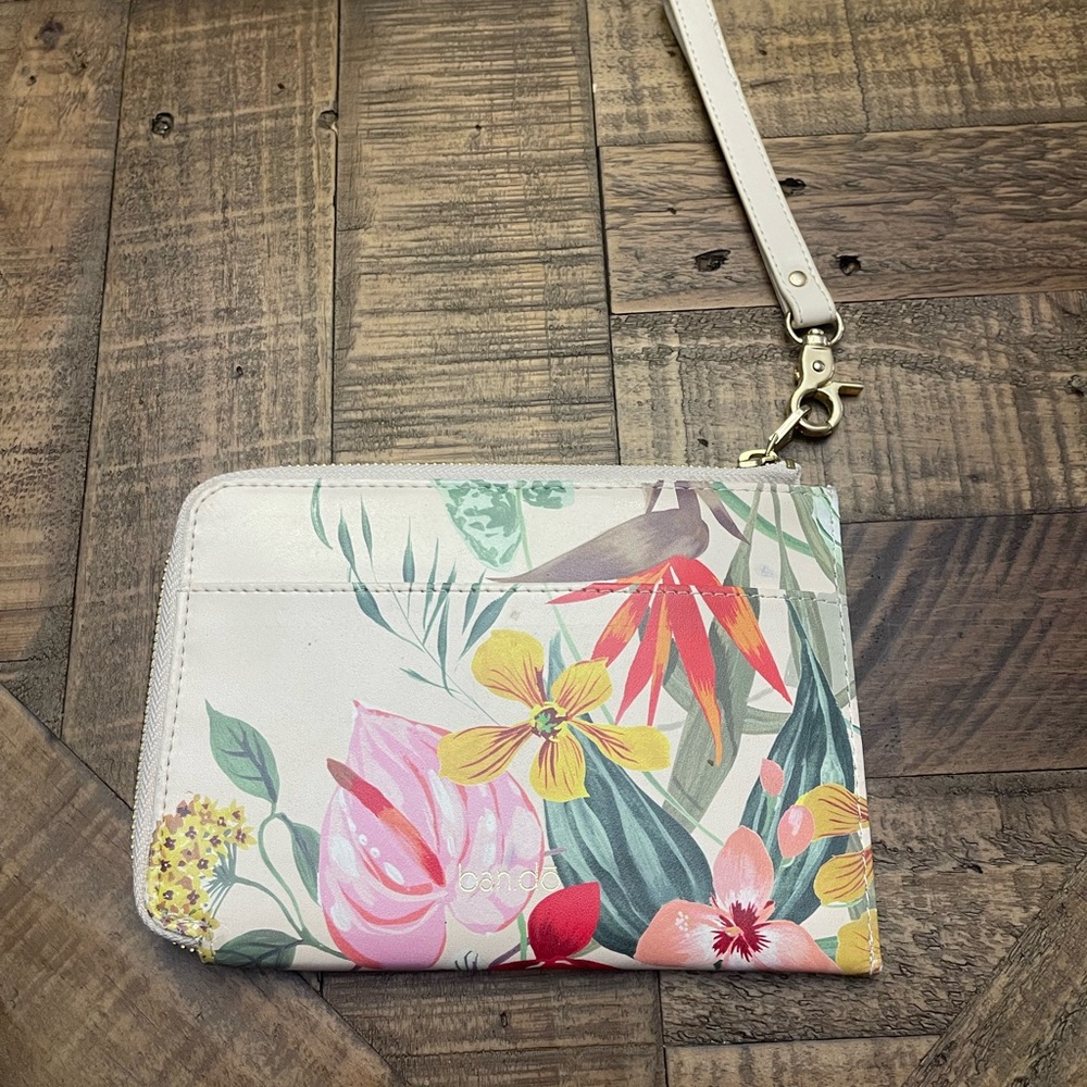 This is a Ban.do Getaway Travel Clutch in the Paradiso print